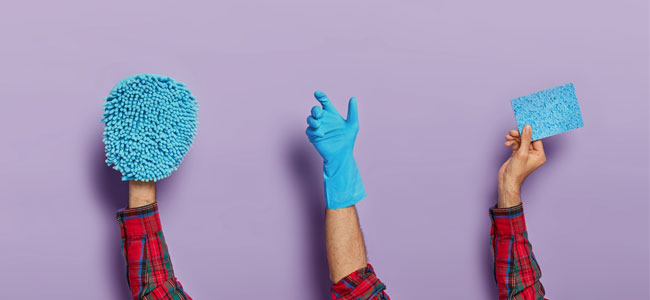 Se vería una mano con un guante azul para utilizar productos de limpieza industrial - Eurovermon