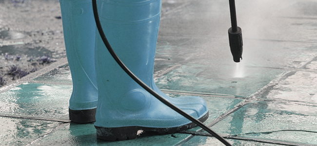 Maquinaria de limpieza usada por una persona con unas botas azules