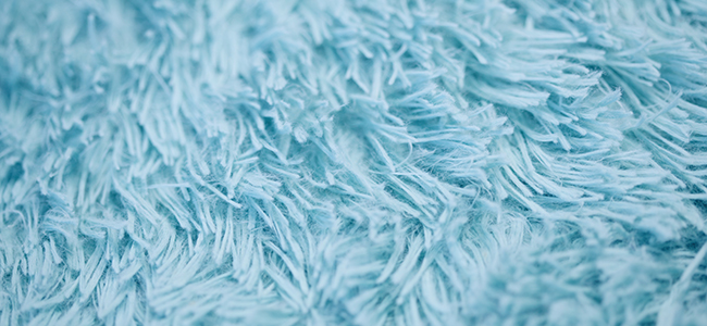 una alfombra de pelo azul clarita