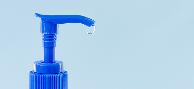 Un dispensador de jabón de color azul, que hará que la ambientación de tu hogar sea la optima