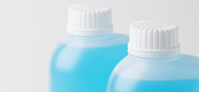 dos botellas con producto de limpieza de color azul de nuestro Servicio mantenimiento 